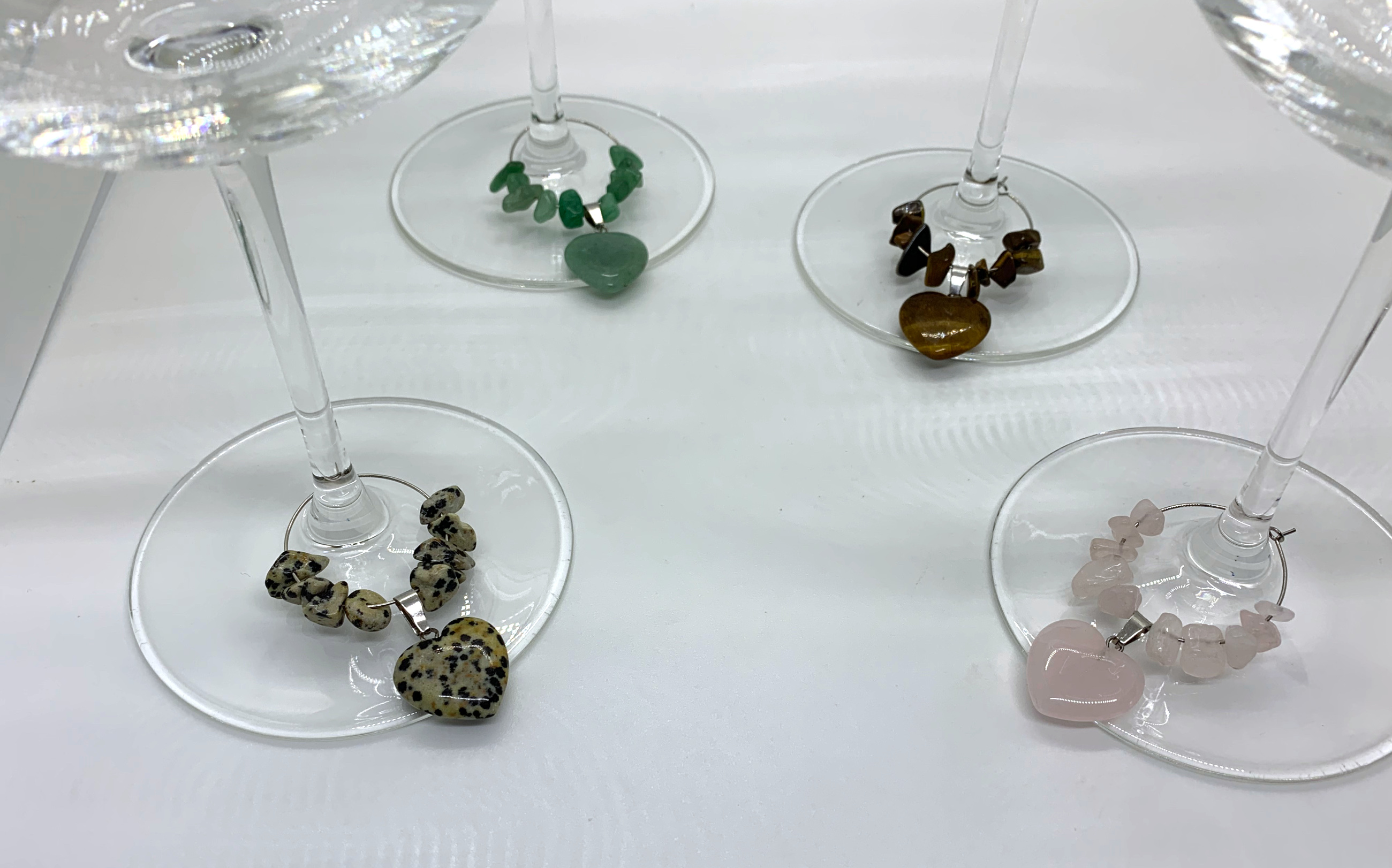 Edelstein Wein Charms 4er Set - Weinglas Charms/Glasmarker - Ringe mit Steinen und Anhänger (Rosenquarz, Aventurin, Dalmatiner Jaspis und Tigerauge)